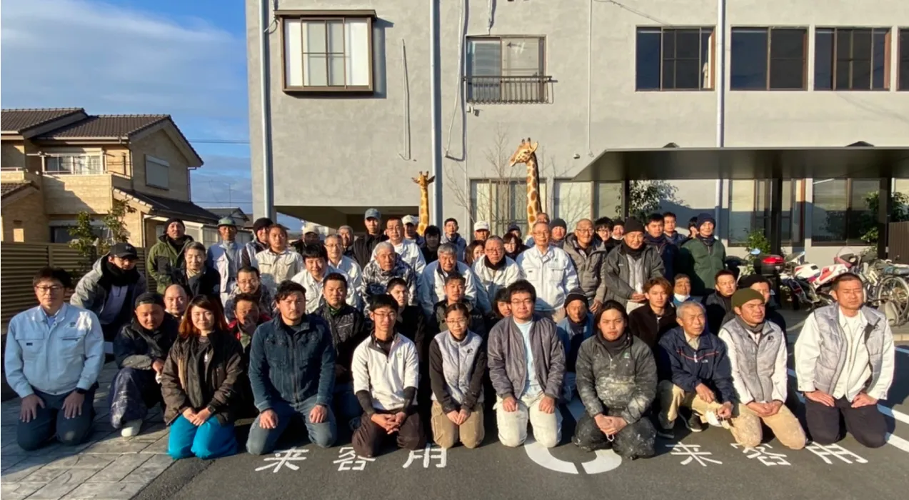 6人の社員が笑いあっている写真