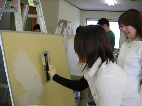 珪藻土の塗り壁体験をしている画像