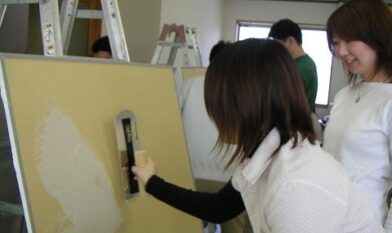 珪藻土の塗り壁を体験している写真